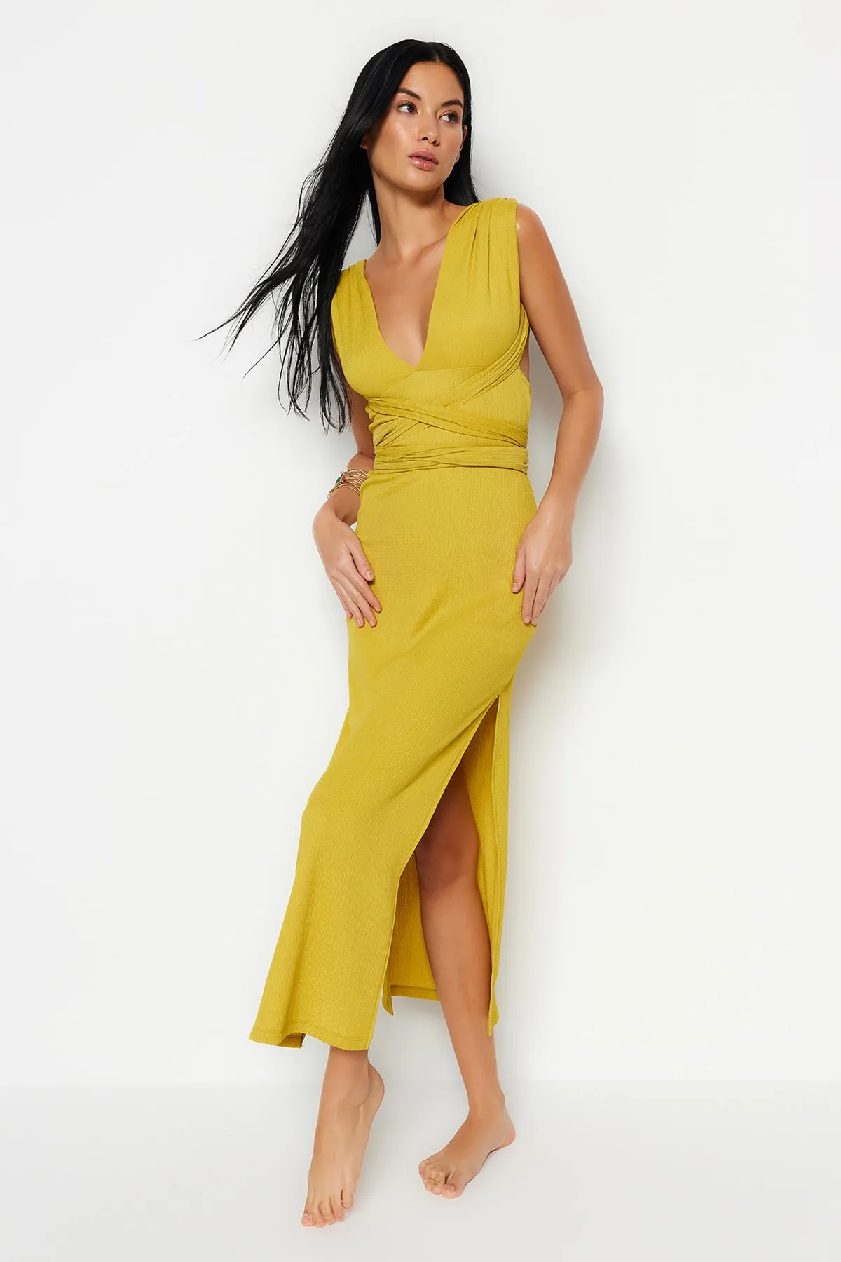 Trendyol Collection  Fettgrünes, figurbetontes, gestricktes, rückenfreies Maxi-Strandkleid TBESS23EL00232