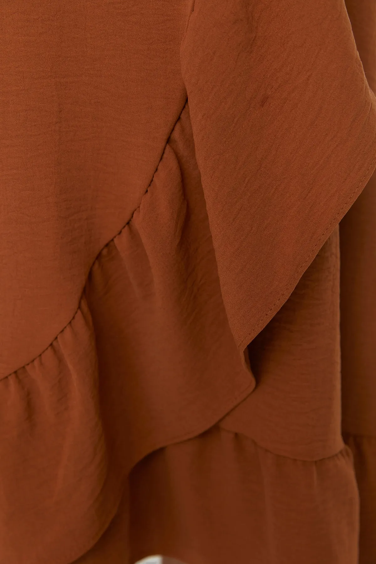 Trendyol Modest  Brauner Wickelrock mit Volant aus Webstoff TCTSS21ET0579