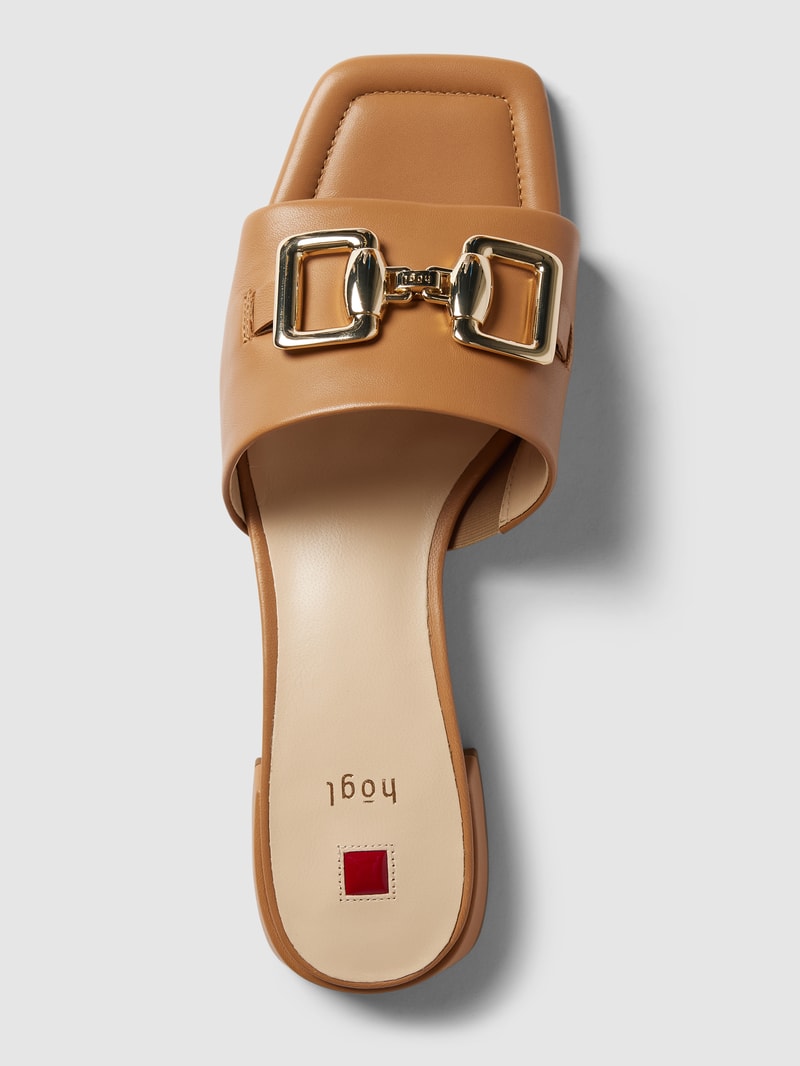 Pantoletten aus Leder mit Zierbesatz in camel