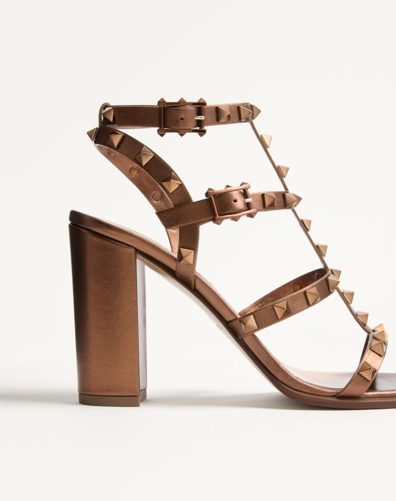 Rockstud sandaal van metallic kalfsleer met 90 mm brede bandjes.