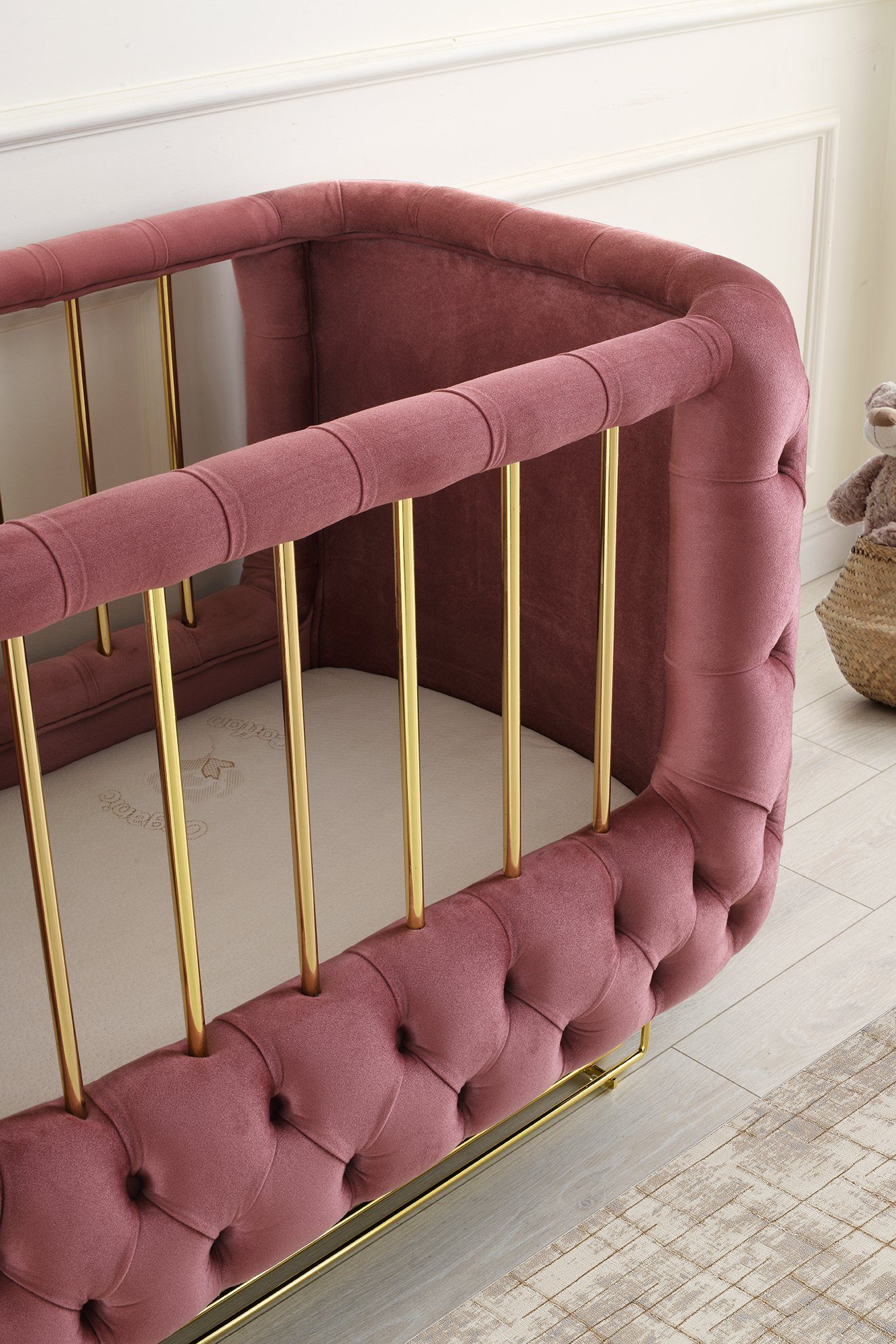 Jabari Babybett Wollbäckchen, Kinderbett 70x120 cm ohne Matratze I Handmade Herstellung in Berlin, Germany I Designer Chesterfield Samt Gold Babywiege Stubenwagen
