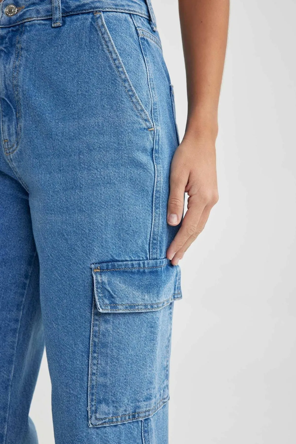 DeFacto  Weite Jeanshose aus 100 % Baumwolle mit Cargotasche
