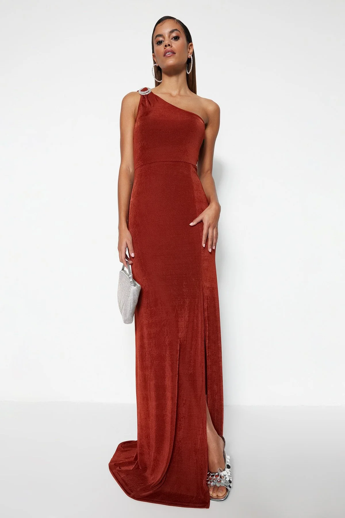 Trendyol Collection  Langes Abendkleid mit Zimt-Strick-Glitzer-Accessoires TPRSS23AE00014