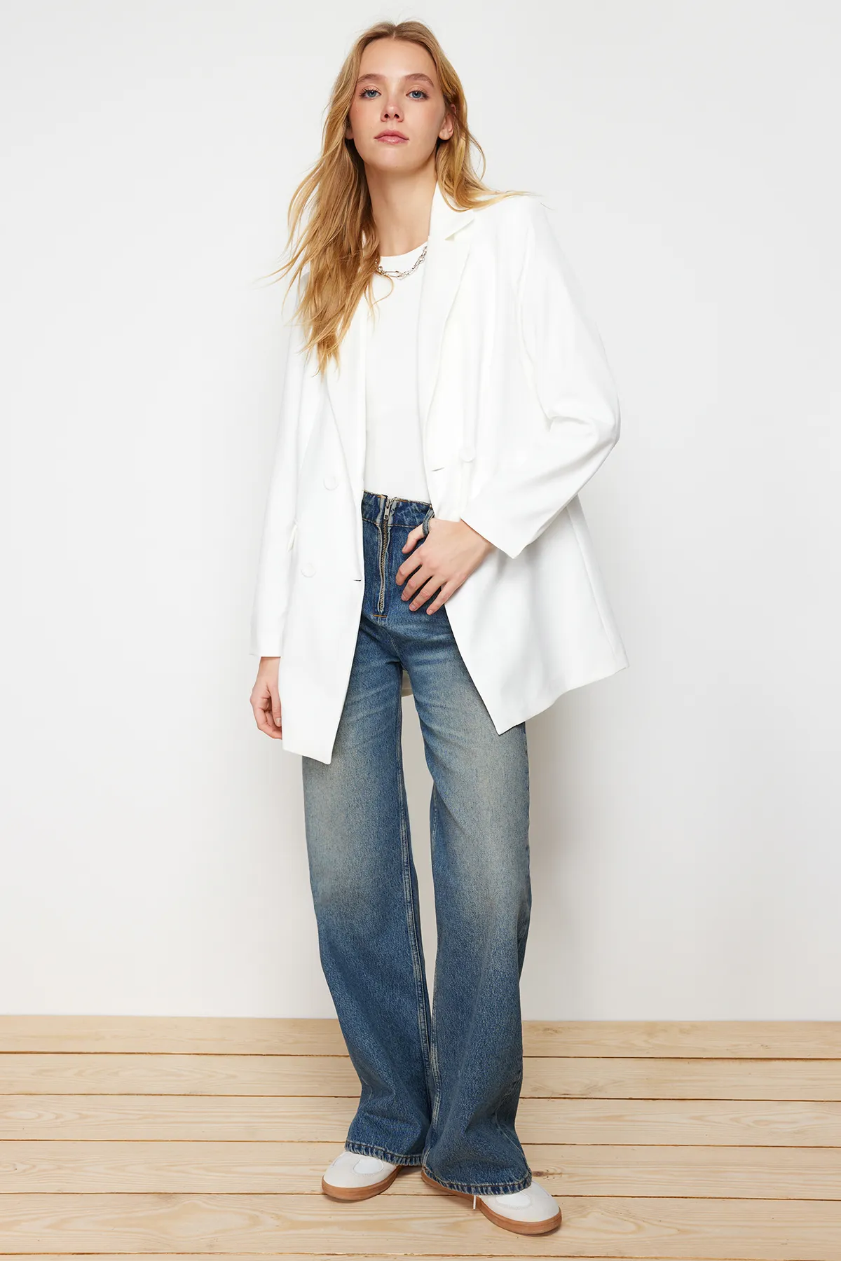 Trendyol Modest  Ecrufarbener Blazer aus Webstoff mit Doppelknöpfen und detailliertem Taschenfutter TCTSS22CE0250