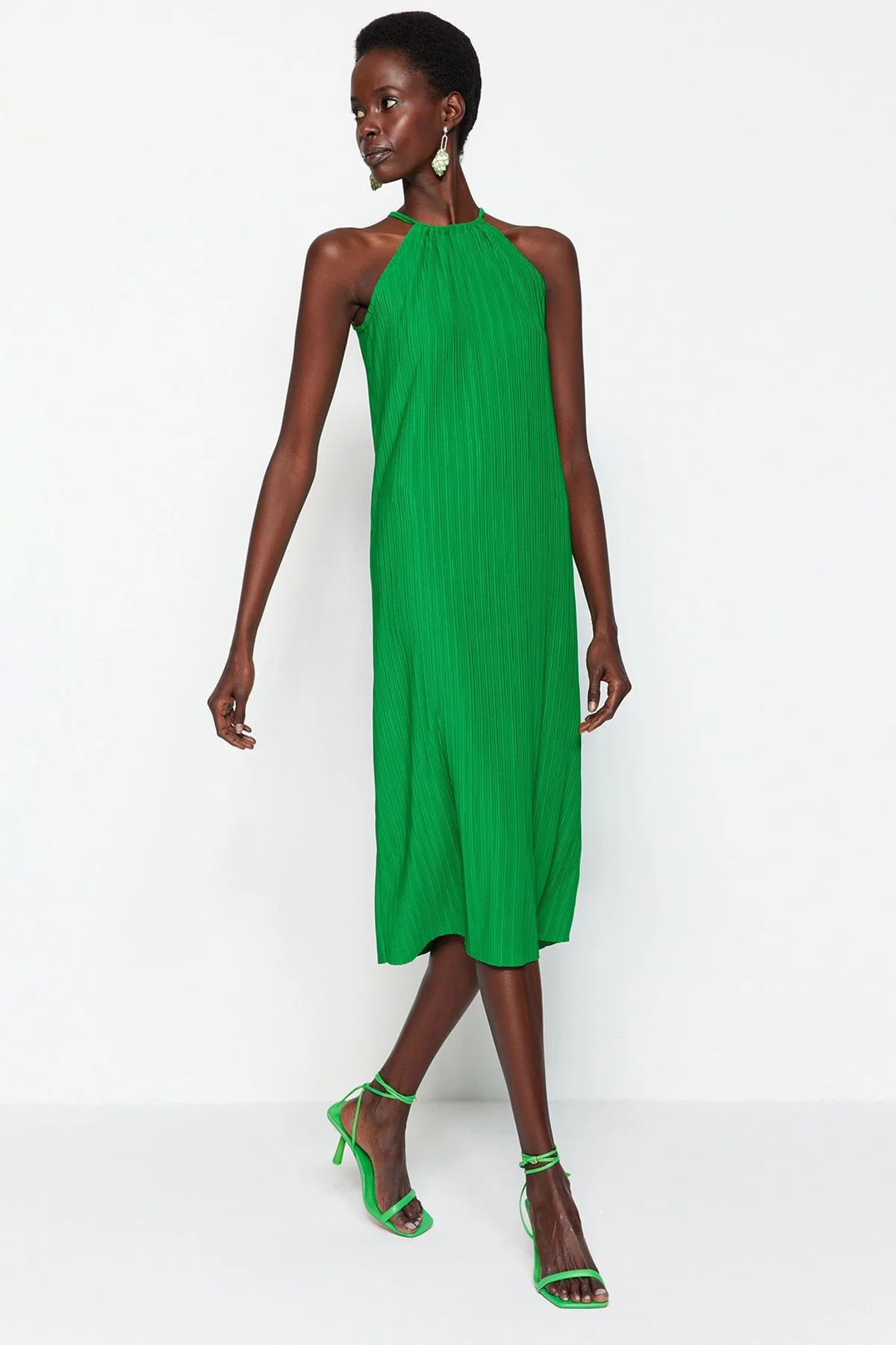 Trendyol Collection  Grünes Etuikleid/einfarbiges, ärmelloses Midi-Strickkleid mit Falten TWOSS23EL00752