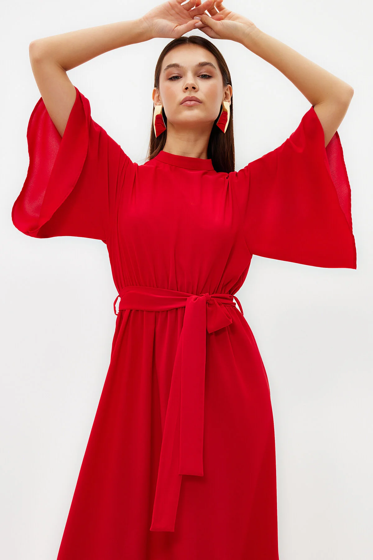 Trendyol Modest  Korallenfarbenes, halbärmliges Webkleid mit Gürtel TCTSS24DB00009