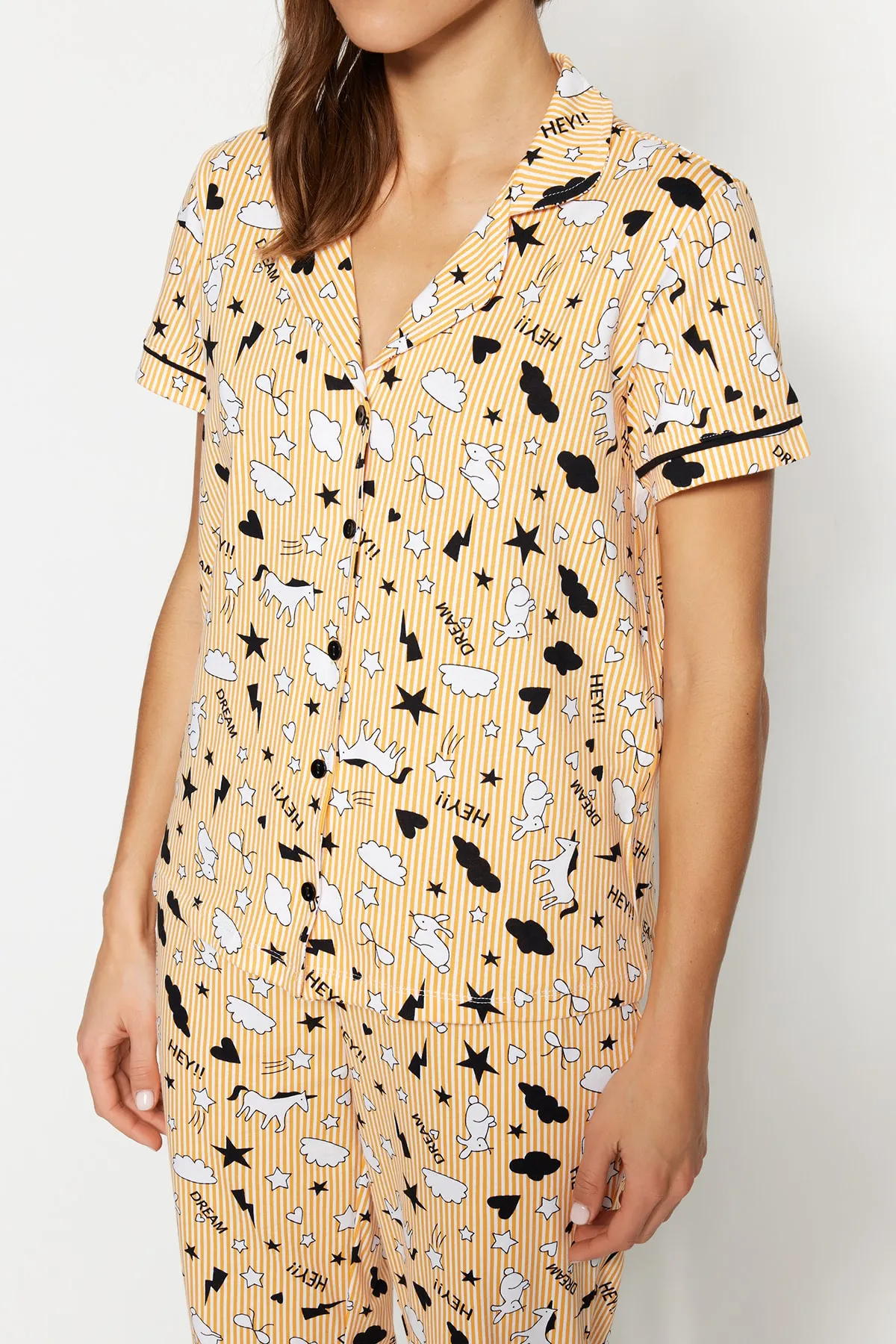 Trendyol Collection  Pfirsichfarbenes Strick-Pyjama-Set aus 100 % Baumwolle mit Paspeln und grafischem Muster aus Hemd und Hose THMSS19IP0037