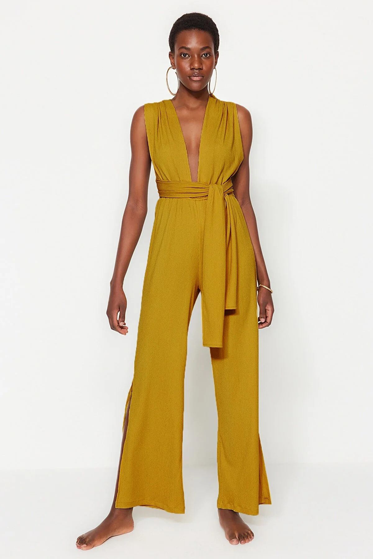 Trendyol Collection  Ölgrüner Jumpsuit mit tiefem Ausschnitt und gewebter Rückseite TBESS23TU00010